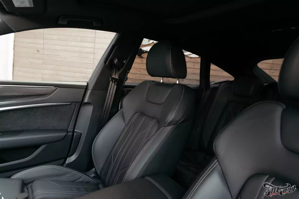 Классический карбон под матовым лаком в салоне Audi A7 и комплекс детейлинг-услуг